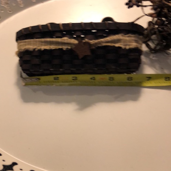 Primitive Rustic Americana woven basket with 3 clumps of wire berries - Picture 5 of 8